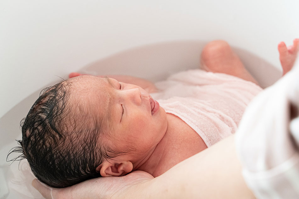 ワンオペで沐浴する新生児